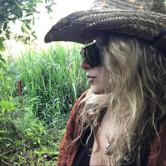 Meet your Posher, Brandi - Picture 8 of 8